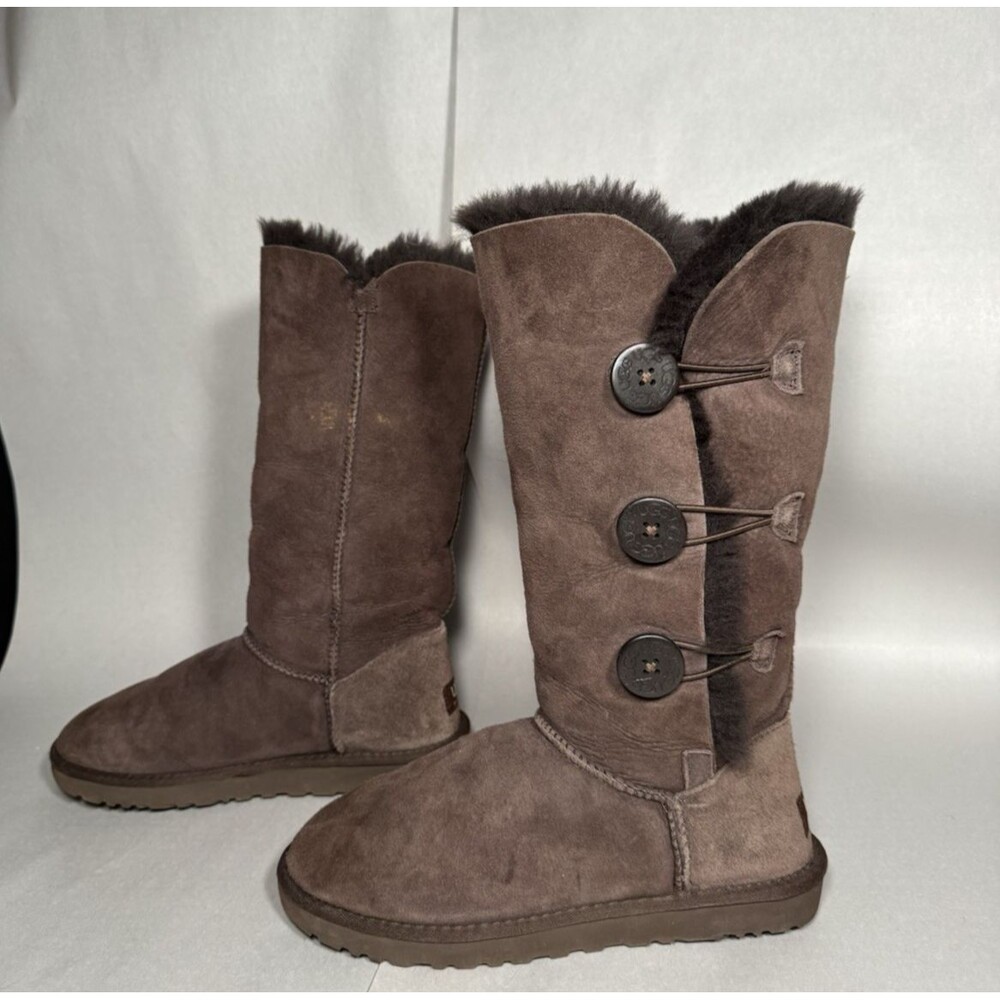 UGG Bailey Button Triplet II Boots Womens Size 8 Chocolate Brown Suede Tall Y2K